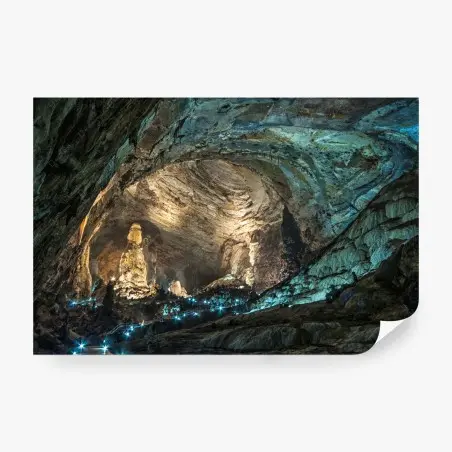 Fotomural gran caverna iluminada con formaciones rocosas – Pixers®