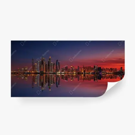 Fotomural skyline iluminado al atardecer con reflejos – Pixers®