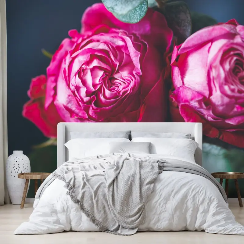Fotomural ramo de rosas rosa intenso sobre fondo azul