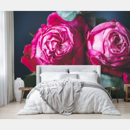 Fotomural ramo de rosas rosa intenso sobre fondo azul – Pixers®
