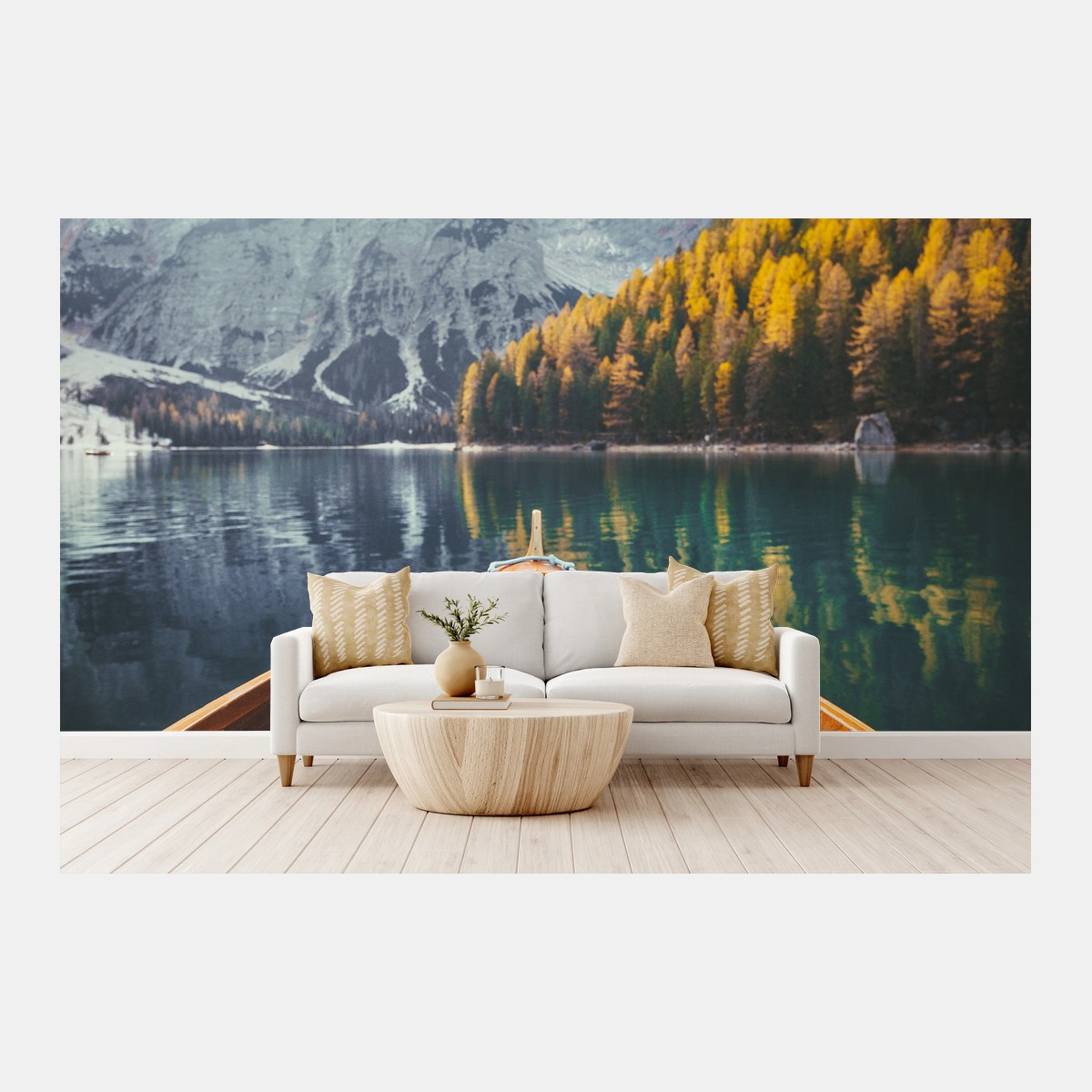 Fotomural amanecer en Lago di Braies: bote de madera y montañas – Pixers®