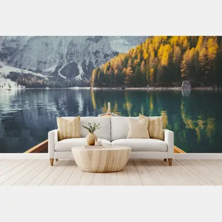 Fotomural amanecer en Lago di Braies: bote de madera y montañas – Pixers®