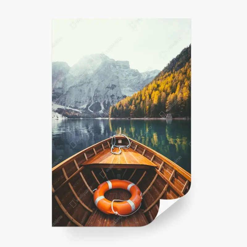 Fotomural amanecer en Lago di Braies: bote de madera y montañas
