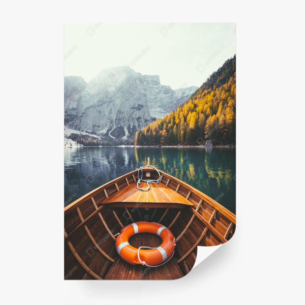 Fotomural amanecer en Lago di Braies: bote de madera y montañas – Pixers®