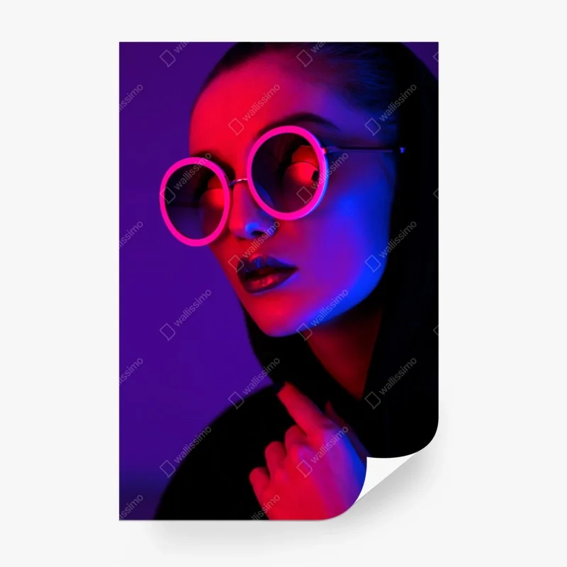 Fotomural retrato neón futurista con gafas redondas