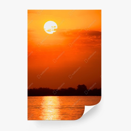 Fotomural atardecer naranja sobre el lago con silueta de bosque – Pixers®