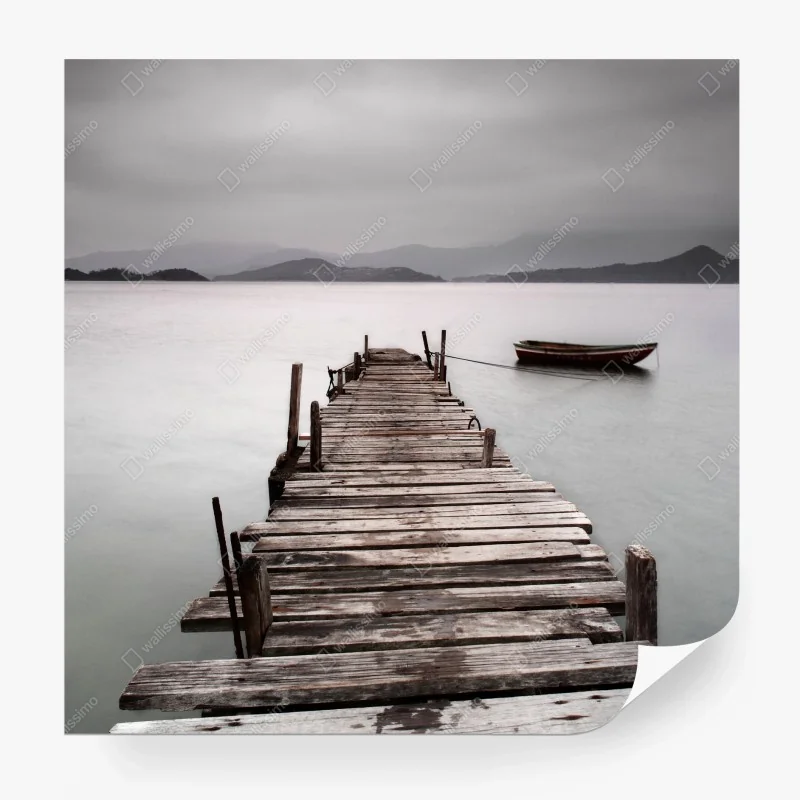 Fotomural muelle solitario y barca en calma – Pixers®