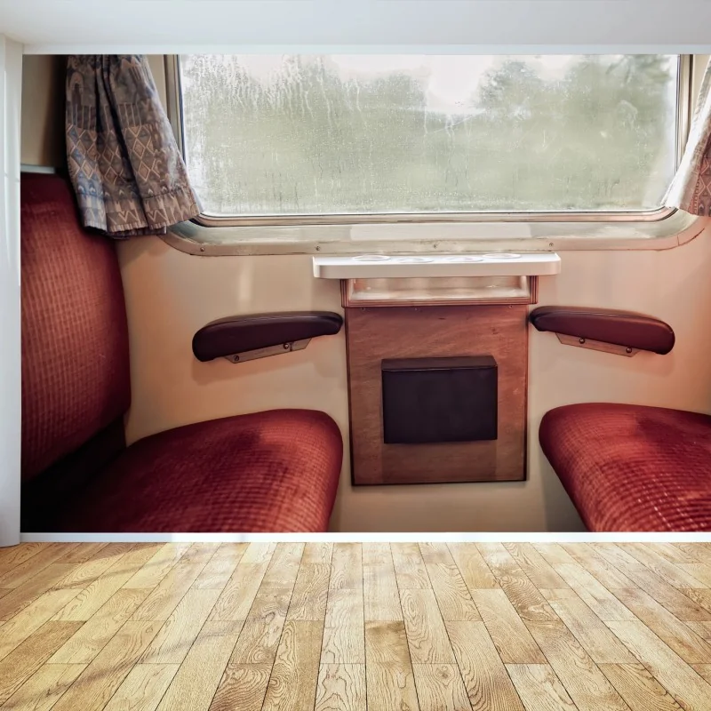 Fotomural interior de tren de época bajo la lluvia