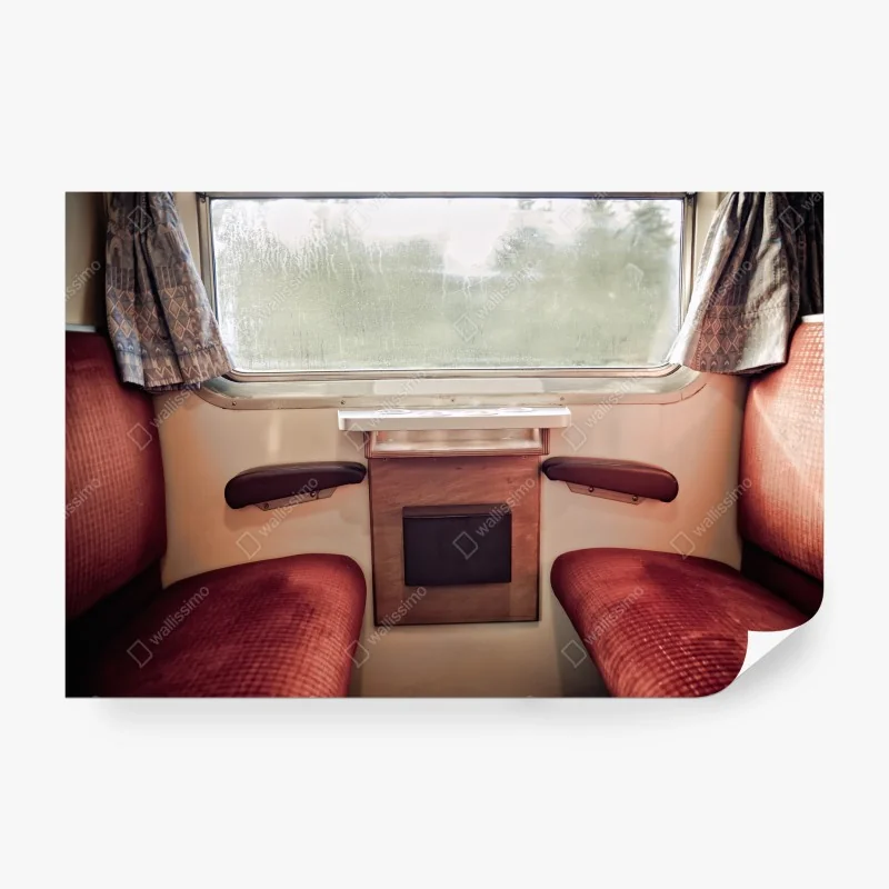 Fotomural interior de tren de época bajo la lluvia