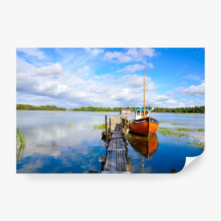 Fotomural barco de madera en muelle sobre lago sereno – Pixers®