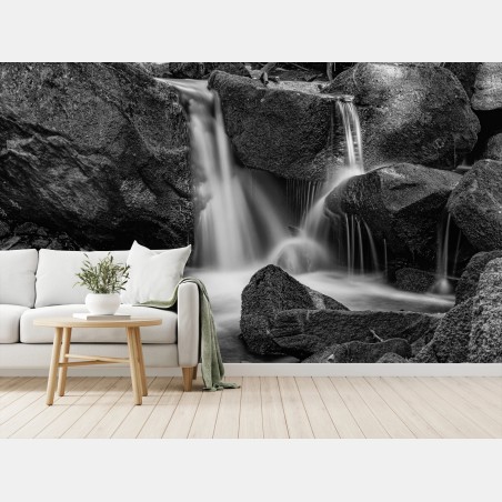 Fotomural cascada serena entre rocas en blanco y negro – Pixers®