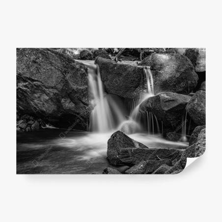 Fotomural cascada serena entre rocas en blanco y negro – Pixers®