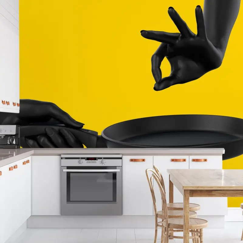 Fotomural manos y sartén sobre fondo amarillo