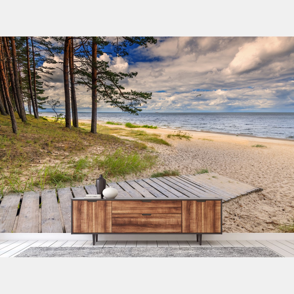 Fotomural sendero de madera hacia la playa entre pinos – Pixers®