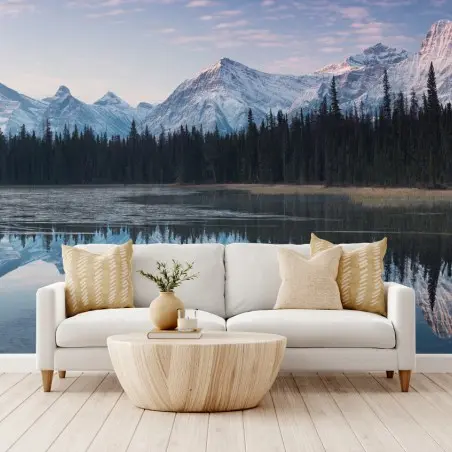 Fotomural paisaje montañoso al amanecer con reflejo en lago