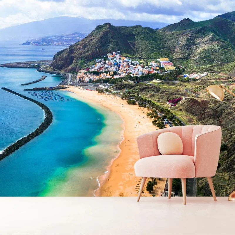Fotomural paraíso costero: playa y montañas en vista panorámica – Pixers®