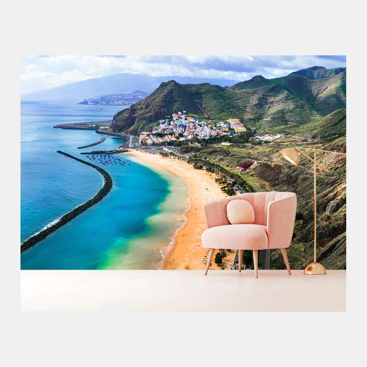 Fotomural paraíso costero: playa y montañas en vista panorámica – Pixers®