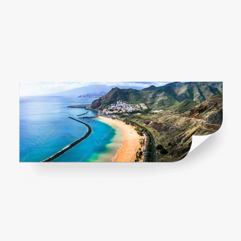 Fotomural paraíso costero: playa y montañas en vista panorámica – Pixers®