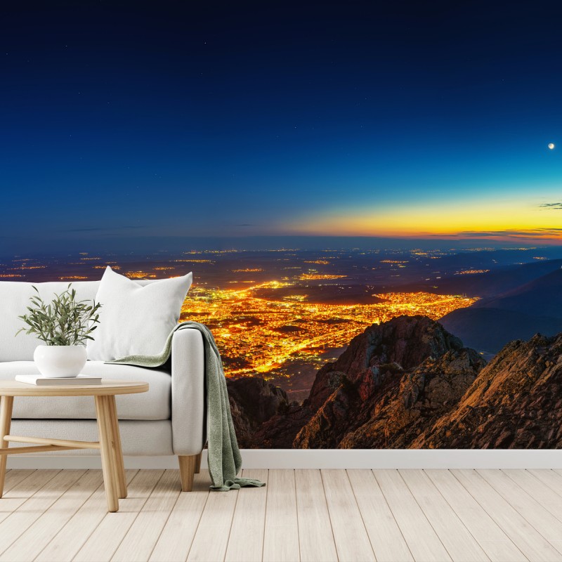 Fotomural panorámica nocturna de Sliven desde la montaña