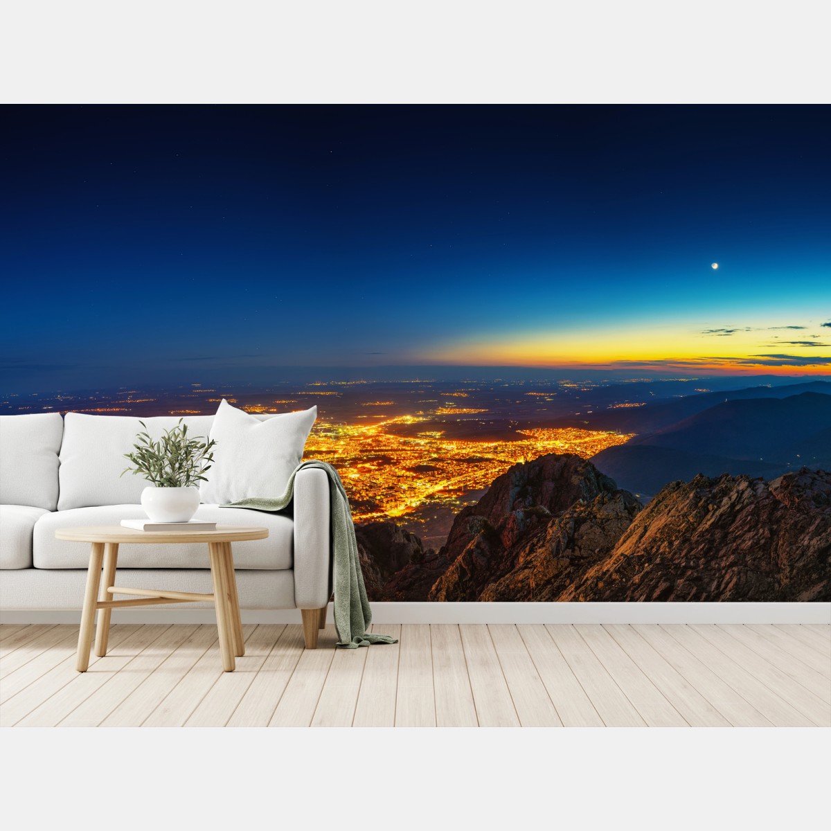 Fotomural panorámica nocturna de Sliven desde la montaña – Pixers®