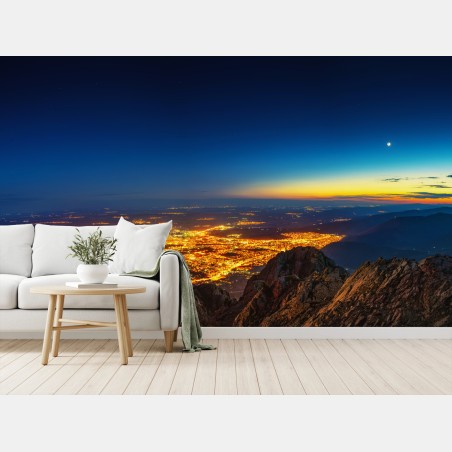 Fotomural panorámica nocturna de Sliven desde la montaña – Pixers®