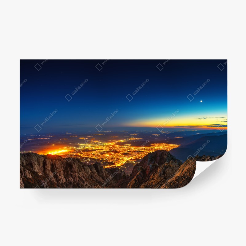 Fotomural panorámica nocturna de Sliven desde la montaña