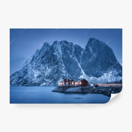 Fotomural refugio escandinavo entre montañas nevadas – Pixers®
