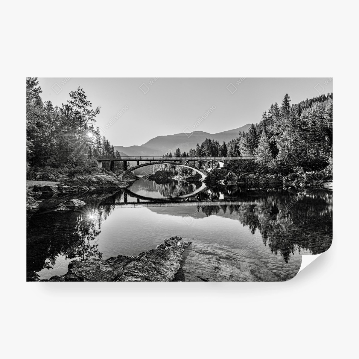 Fotomural amanecer sobre el puente Belton en el río Middle Fork Flathead, Glacier National Park, Montana – Pixers®