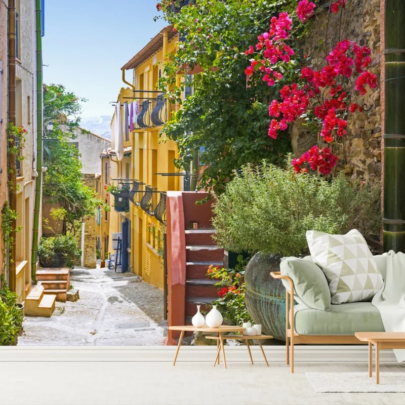 Fotomural calle mediterránea con casas de colores y flores