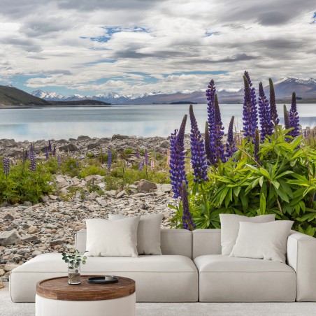 Fotomural LAGO MONTAÑAS LUPIN NATURALEZA PAISAJE PARA SALON – Pixers®