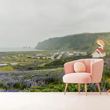 Fotomural ISLANDIA IGLESIA LUPINOS COSTA ACANTILADOS PARA SALÓN – Pixers®