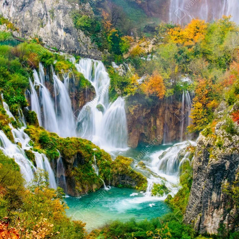 Pegatina para ventana cascada otoñal sobre aguas turquesa – Pixers®