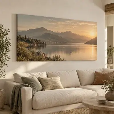 Cuadro en lienzo panorámico con un lago de montaña al atardecer sobre un sofá