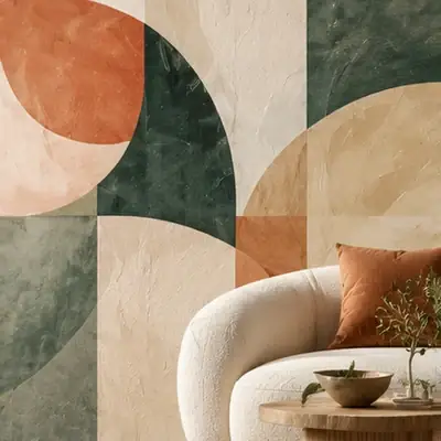 Fotomural con arcos abstractos en terracota y verde detrás de un sofá